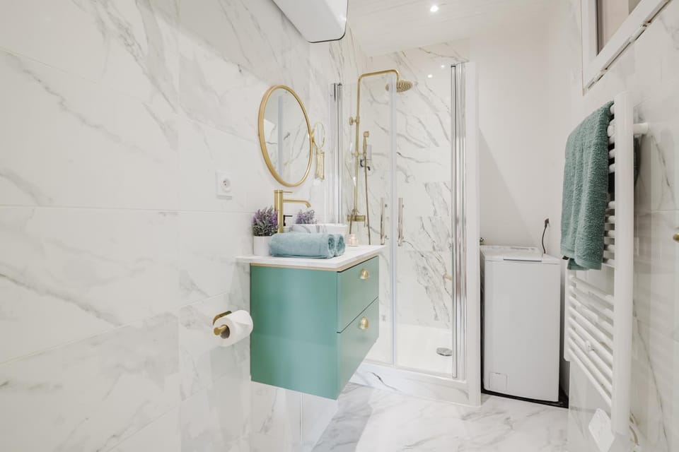 Shower, Toilet, Bathroom, Decorative detail, flat iron, heating, towels, washing machine
