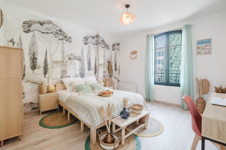Photo of the whole room, Decorative detail, Seating area, Bedroom, heating, storage, wardrobe, air conditioner