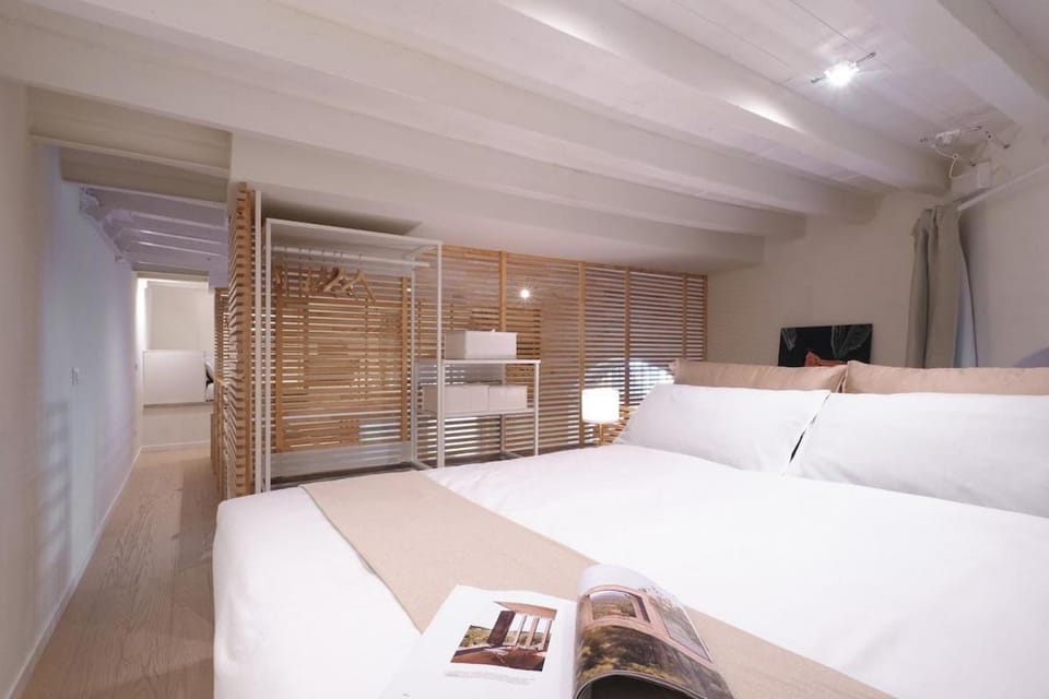Photo of the whole room, Bedroom, wardrobe