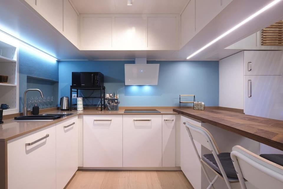 Kitchen or kitchenette, dishwasher, stove