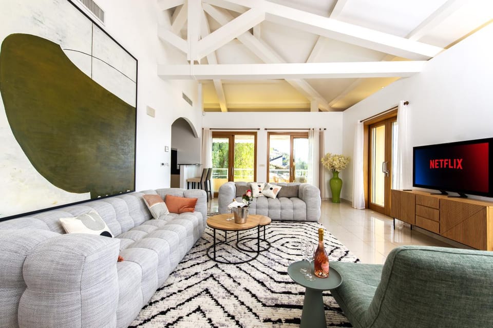 TV and multimedia, Living room, Seating area, air conditioner