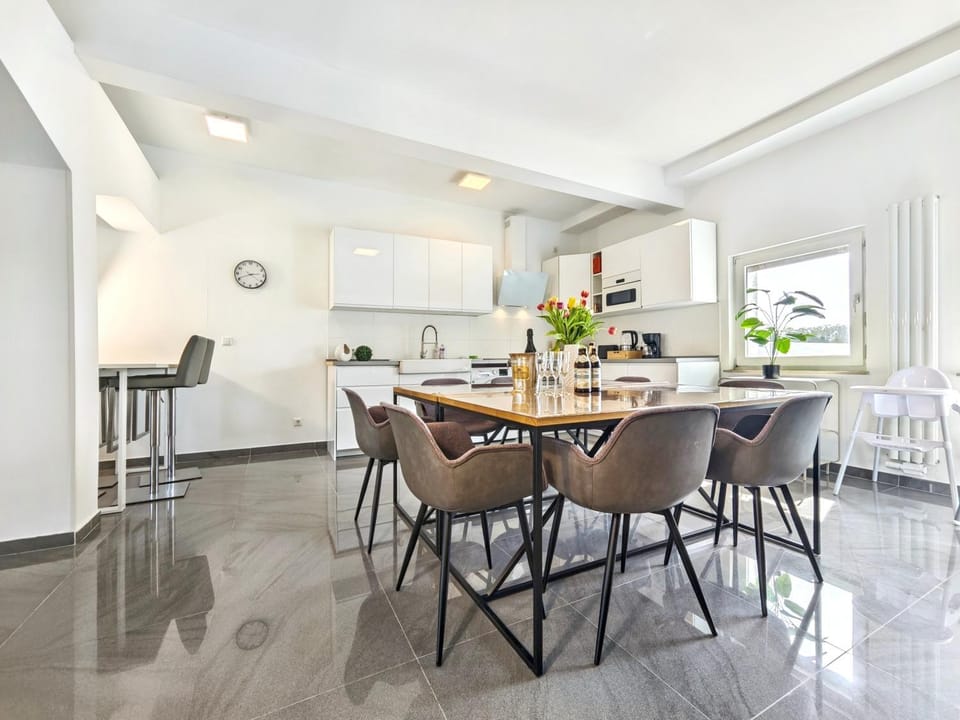 Kitchen or kitchenette, Seating area, Dining area