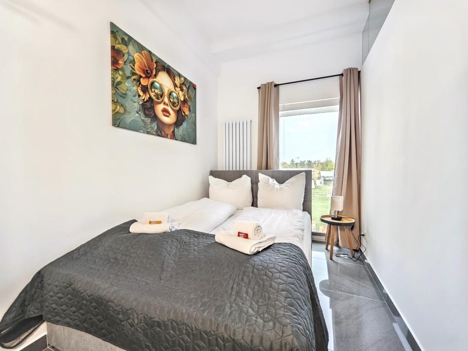 Bed, Photo of the whole room, Bedroom, towels