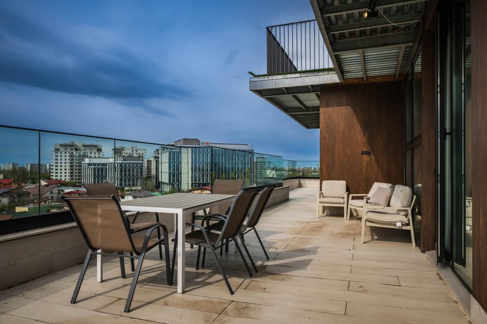 Property building, Balcony/Terrace, Seating area, Dining area