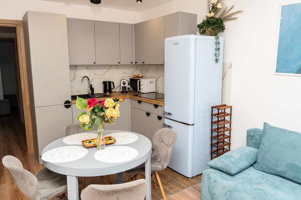 Coffee/tea facilities, Kitchen or kitchenette, Living room, Dining area, microwave, oven, stove, kitchen
