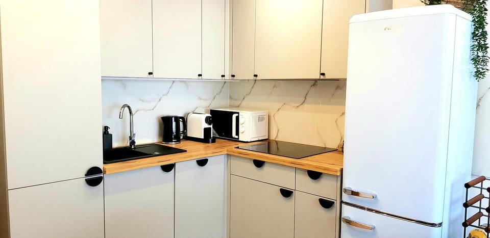 Coffee/tea facilities, Kitchen or kitchenette, microwave, stove, kitchen