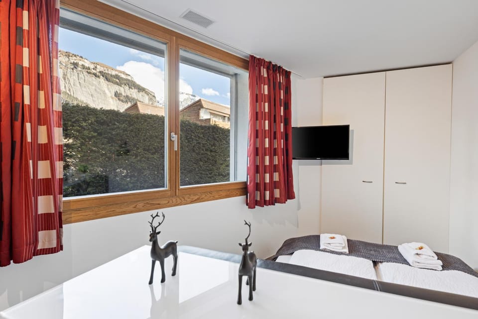 Bed, Natural landscape, TV and multimedia, Bedroom, Mountain view