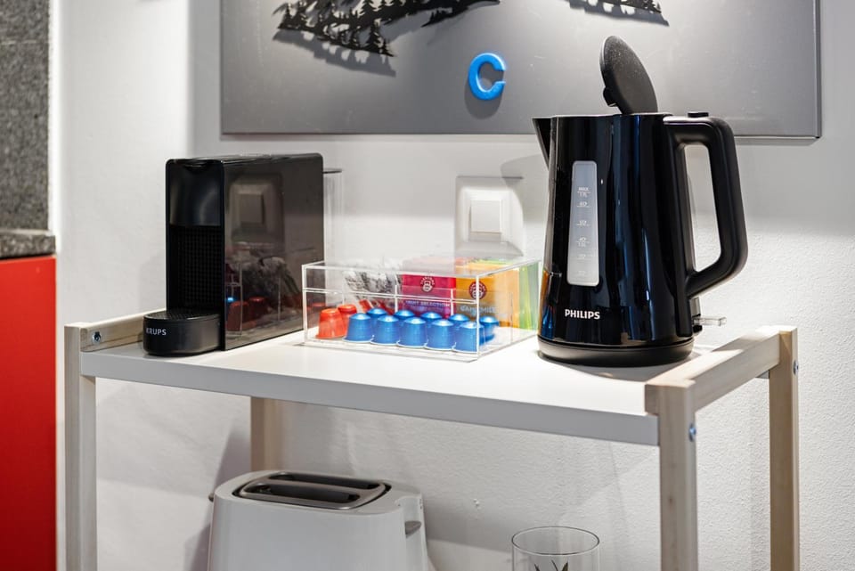 Coffee/tea facilities, toaster