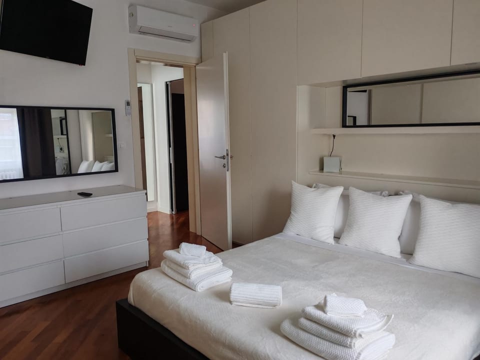 Bed, TV and multimedia, Photo of the whole room, Bedroom, towels, wardrobe