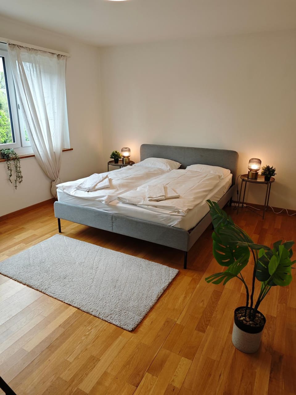 Bed, Photo of the whole room, Bedroom, towels