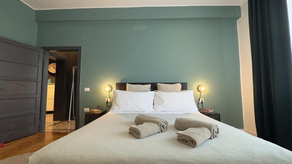 Bed, Photo of the whole room, Bedroom, towels