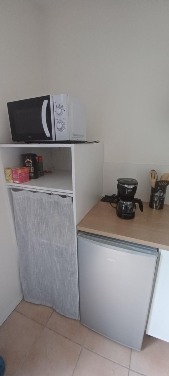 Coffee/tea facilities, microwave, stove, toaster