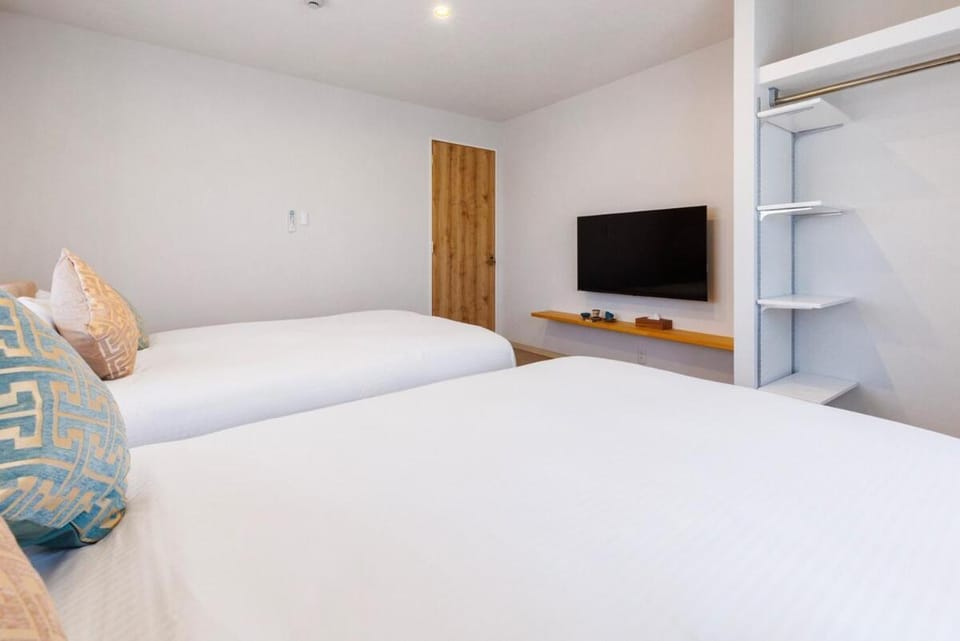 A3 Maximum 8 people OK! Perfect for families and groups! Free parking for up to 2 cars! Walking distance to the beach & many restaurants A3コーディアルステイ House in Okinawa Prefecture