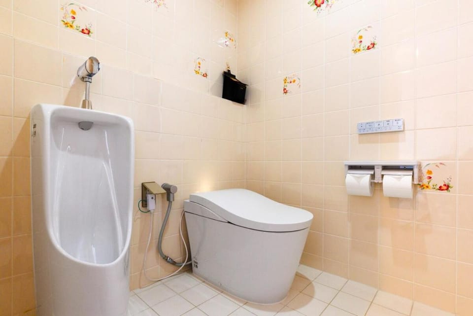 A3 Maximum 8 people OK! Perfect for families and groups! Free parking for up to 2 cars! Walking distance to the beach & many restaurants A3コーディアルステイ House in Okinawa Prefecture