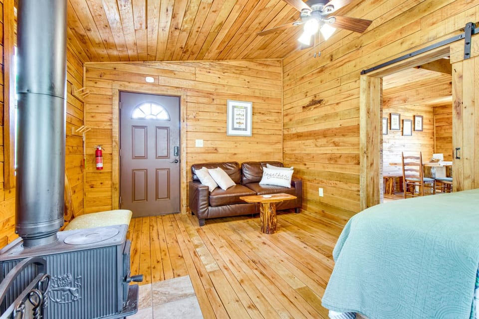 Walk to White River Cotter Cabin with Fire Pit! Cabin in Arkansas