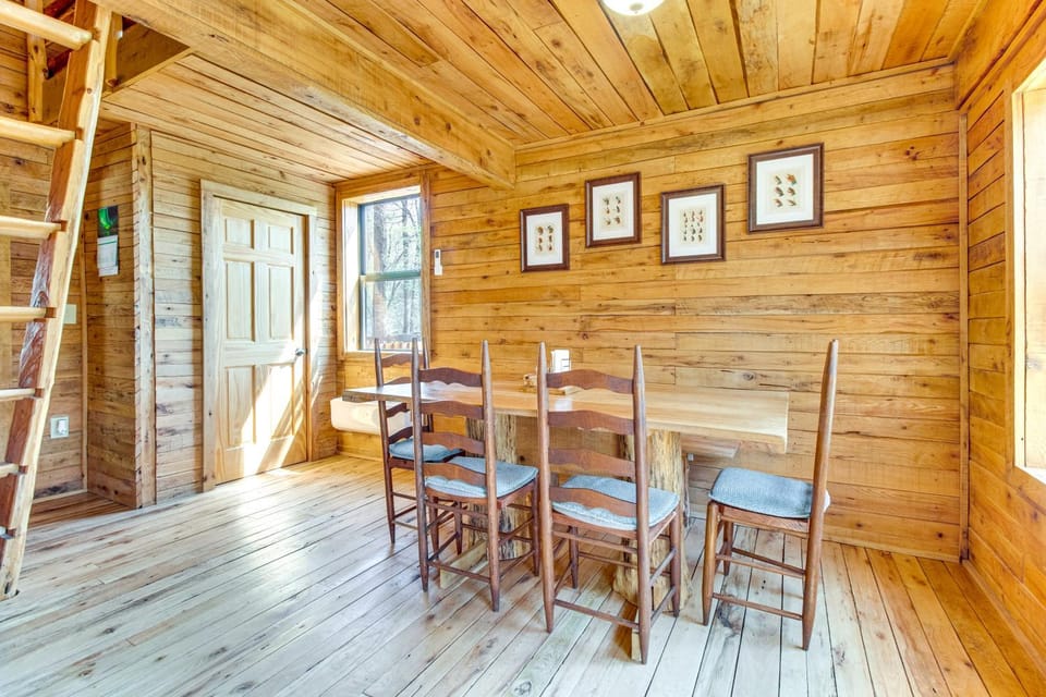 Walk to White River Cotter Cabin with Fire Pit! Cabin in Arkansas