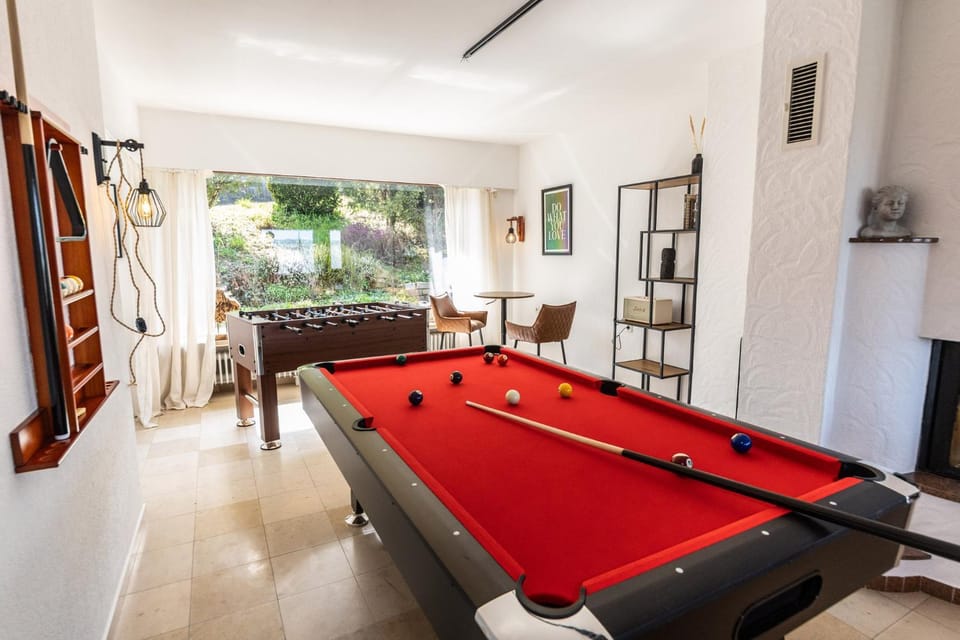 Billiard, Living room