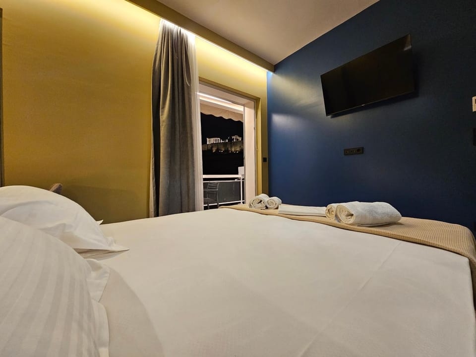 Bed, TV and multimedia, Bedroom, towels
