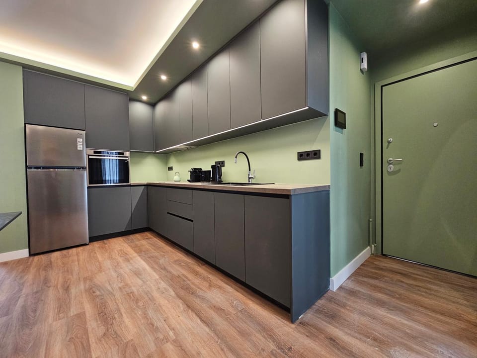 Coffee/tea facilities, Kitchen or kitchenette, oven, stove