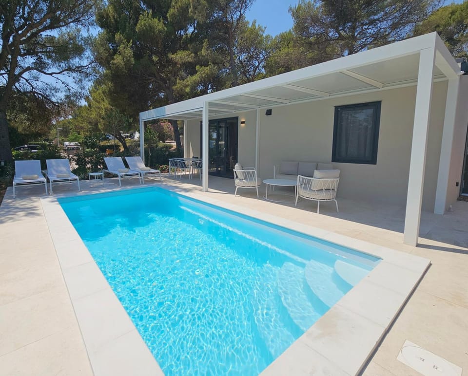 Property building, Patio, Day, Pool view, Swimming pool, sunbed