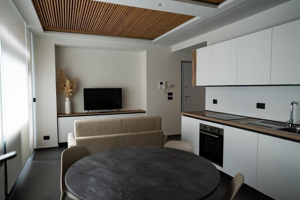 TV and multimedia, Kitchen or kitchenette, Living room, Dining area, stove