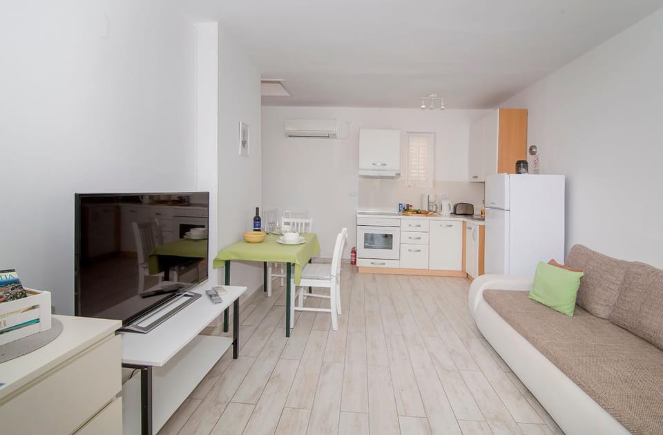 Communal lounge/ TV room, Kitchen or kitchenette, Living room, Seating area, Dining area