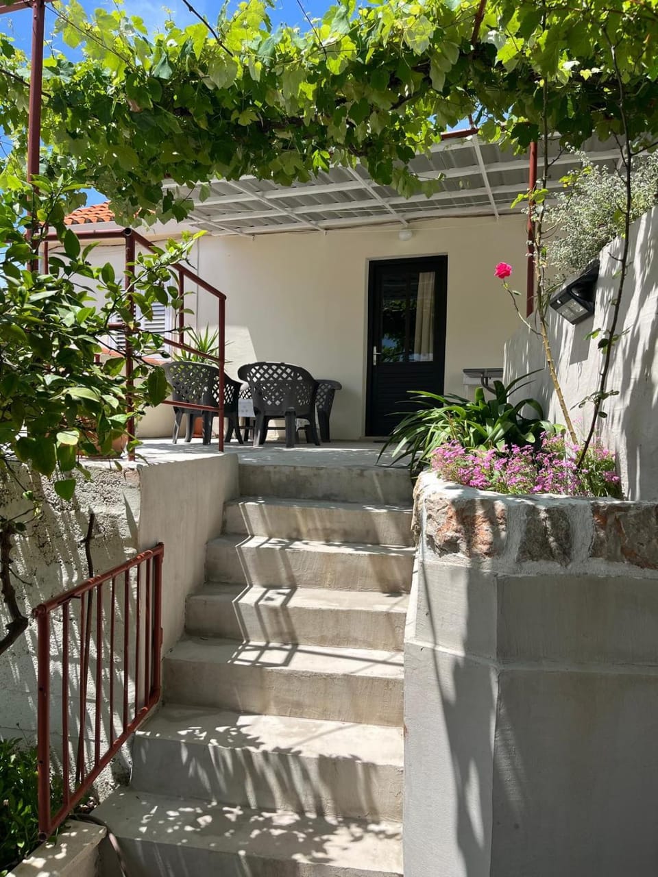 Property building, Facade/entrance, Balcony/Terrace