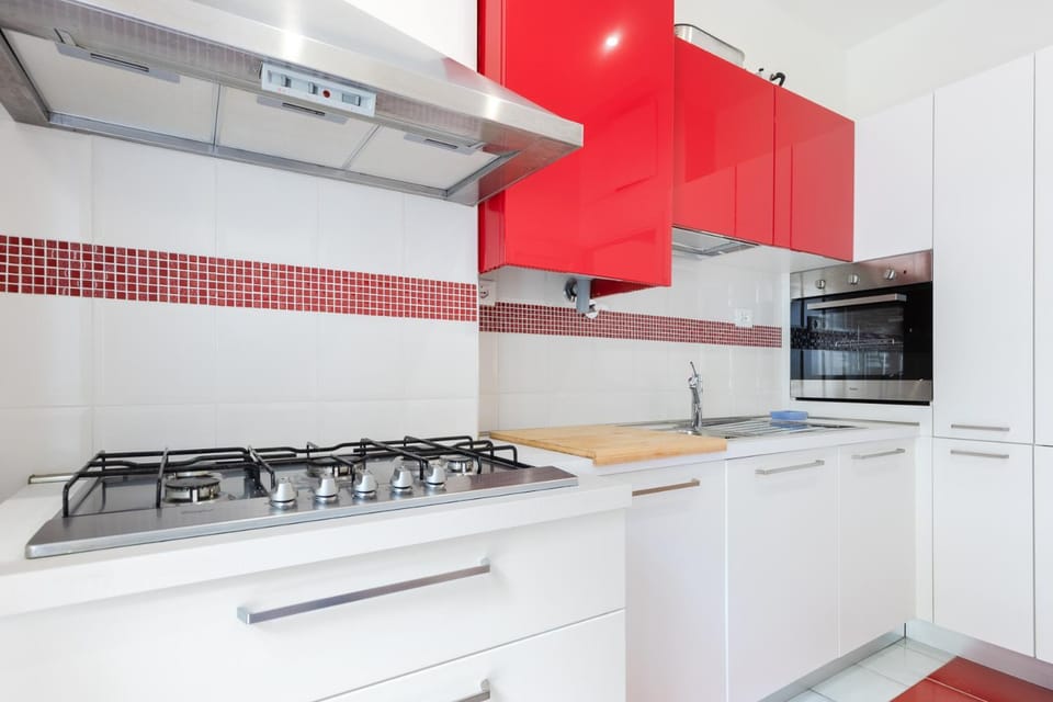 Kitchen or kitchenette, dishwasher, stove