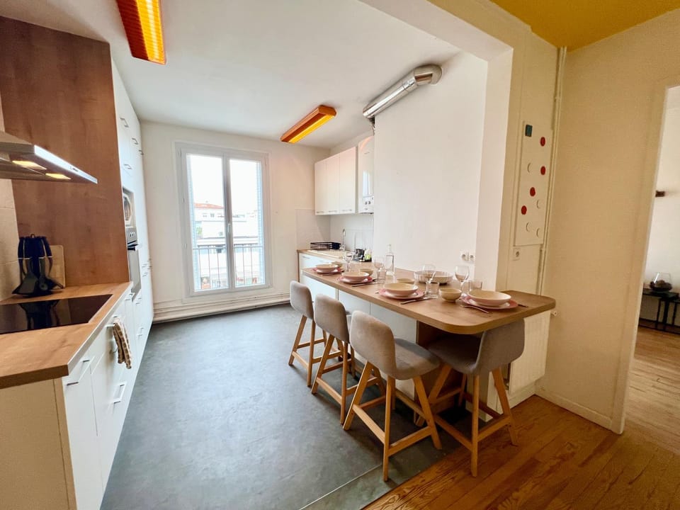 Kitchen or kitchenette, Dining area, stove