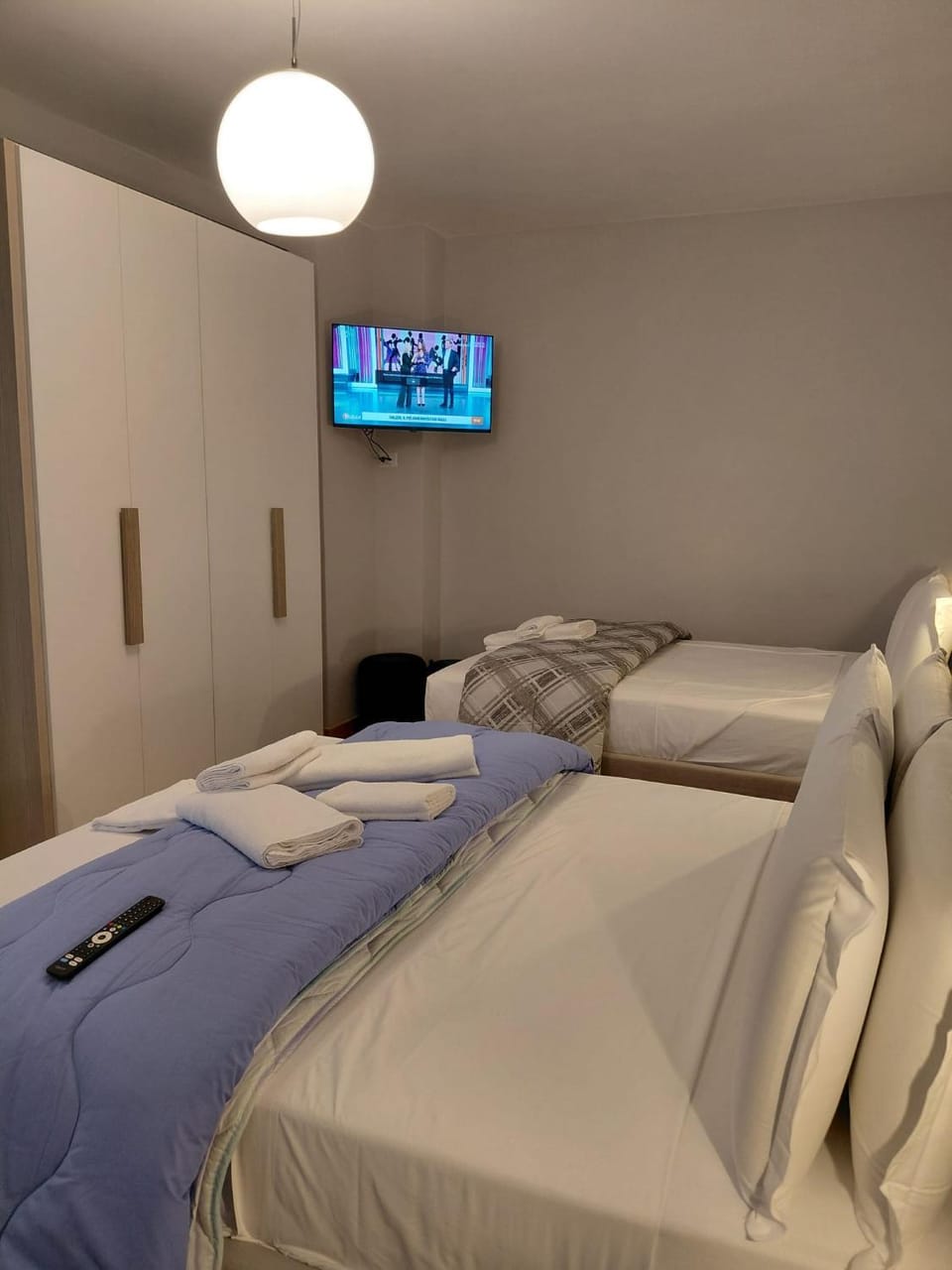 Bed, TV and multimedia, Photo of the whole room, Bedroom, wardrobe
