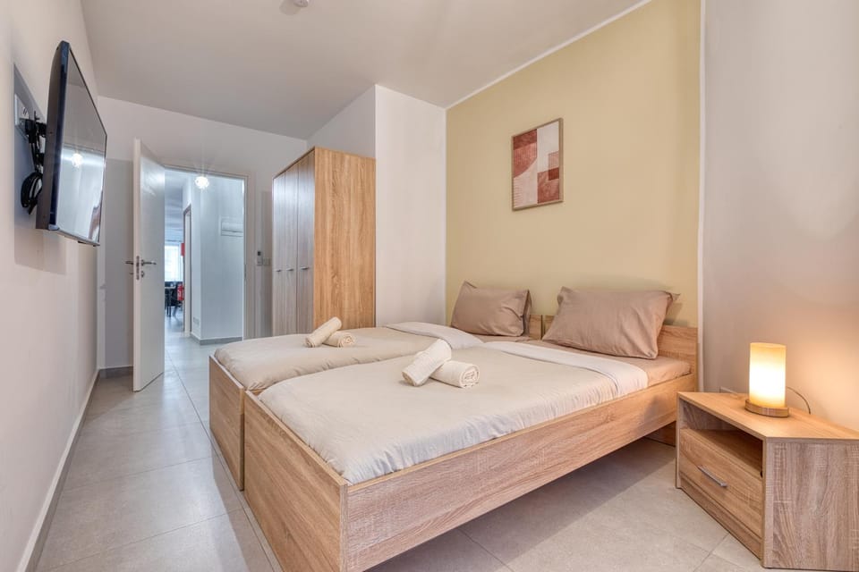 Bed, TV and multimedia, Photo of the whole room, Bedroom, towels, wardrobe