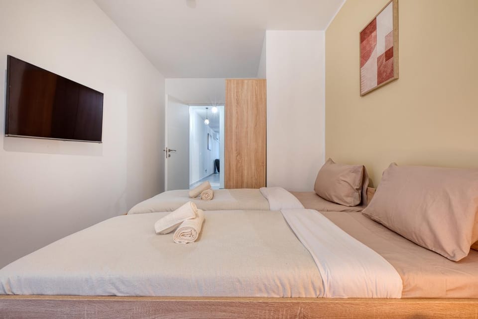 Bed, TV and multimedia, Photo of the whole room, Bedroom, towels, wardrobe