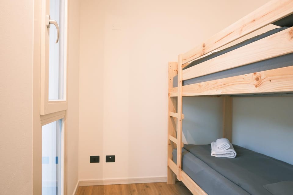 Bed, Photo of the whole room, Bedroom, bunk bed, towels