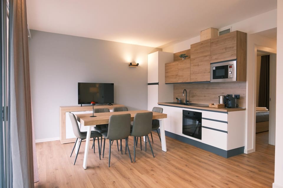 TV and multimedia, Kitchen or kitchenette, Dining area, dishwasher, oven, stove