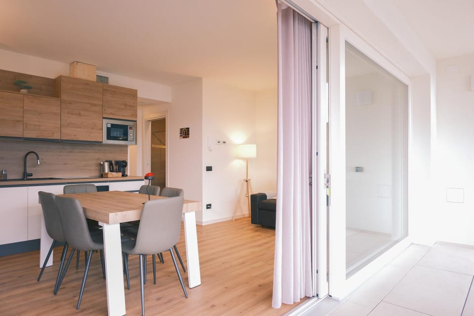 Kitchen or kitchenette, Dining area, stove