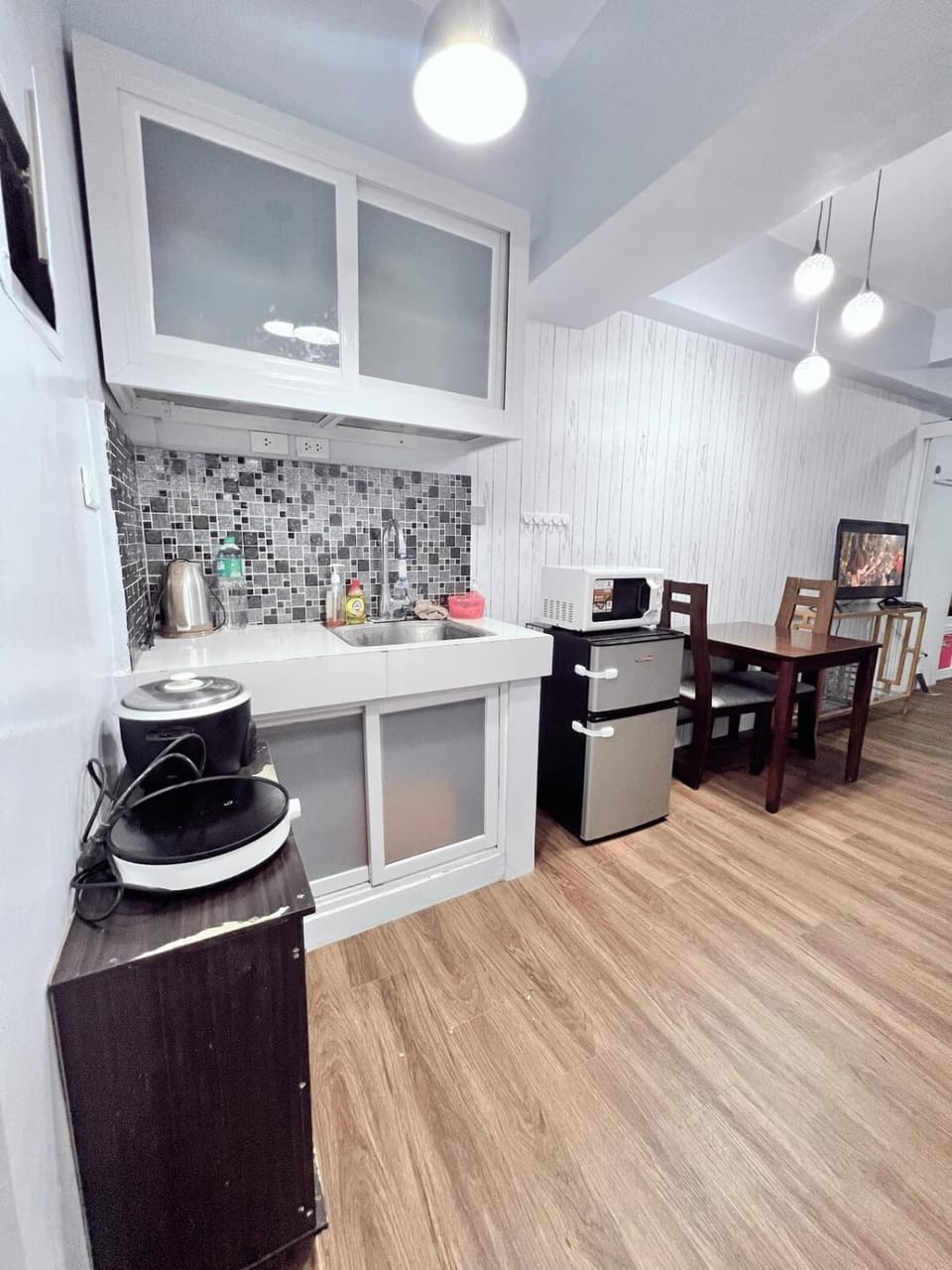 Kitchen or kitchenette, dishwasher