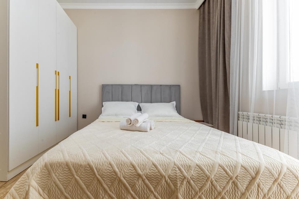 Bed, Photo of the whole room, Bedroom, towels