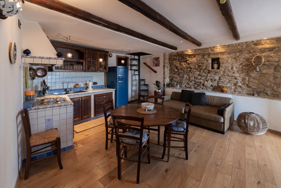 Kitchen or kitchenette, Living room, Seating area, Dining area, minibar, pet friendly