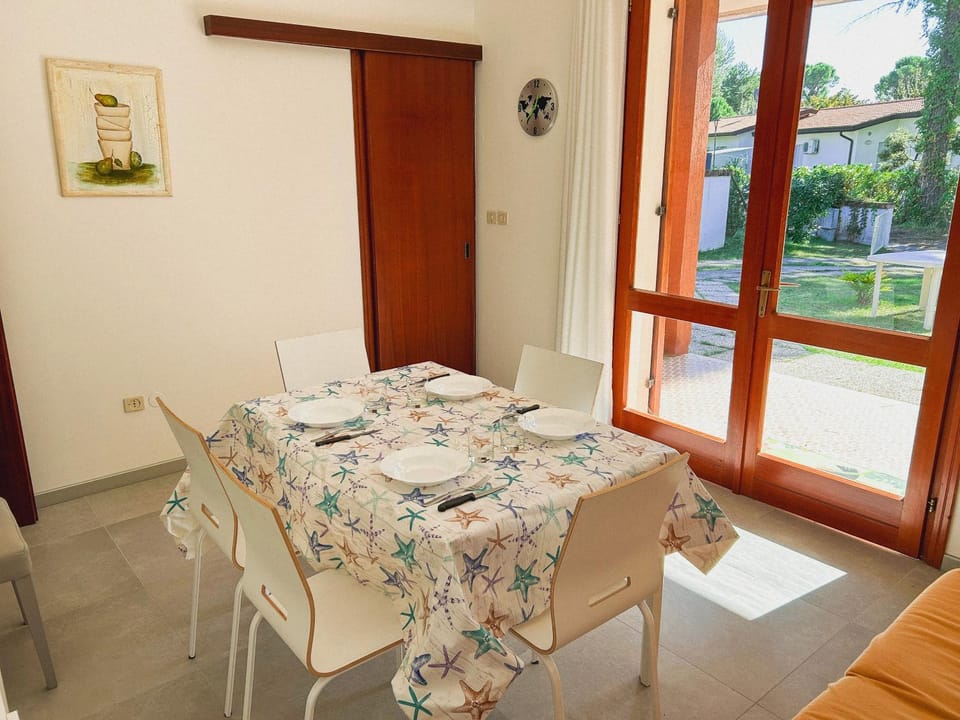 Seating area, Dining area