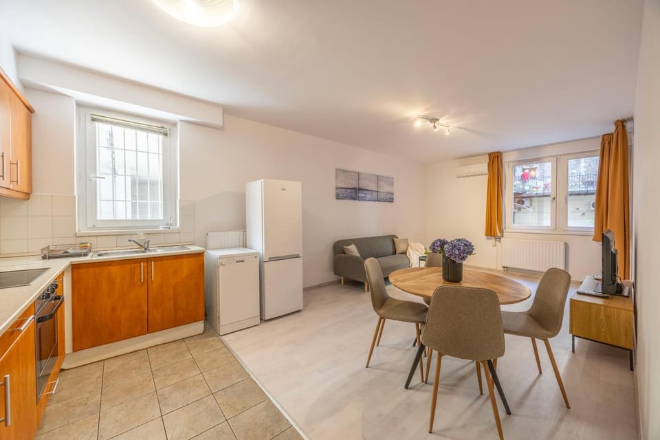 Kitchen or kitchenette, Living room, Seating area, Dining area, oven, stove