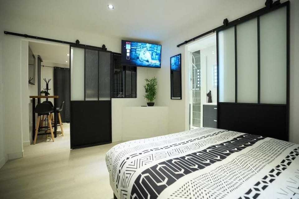 Bed, TV and multimedia, Bedroom