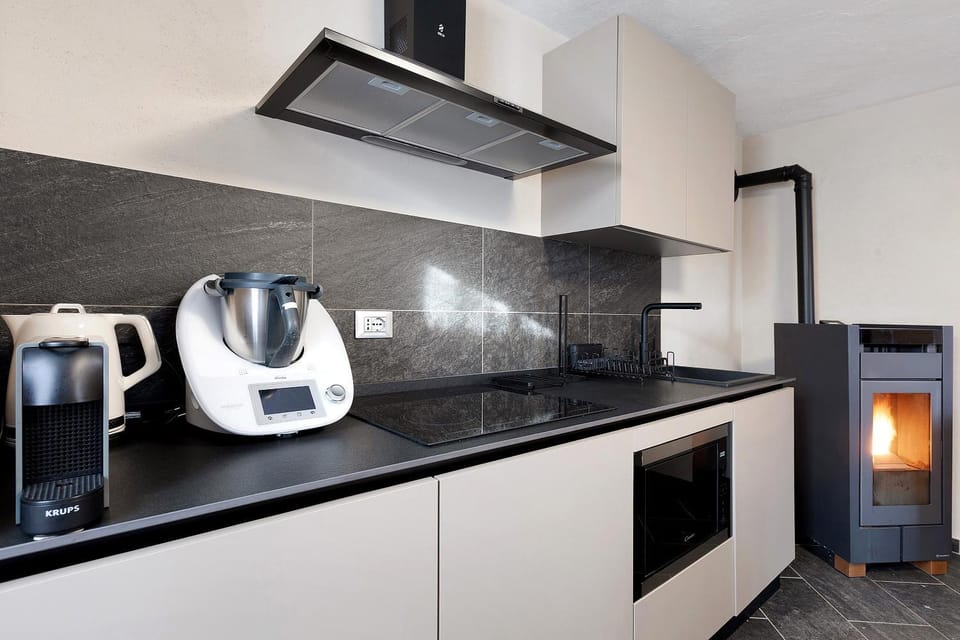 Kitchen or kitchenette, Living room
