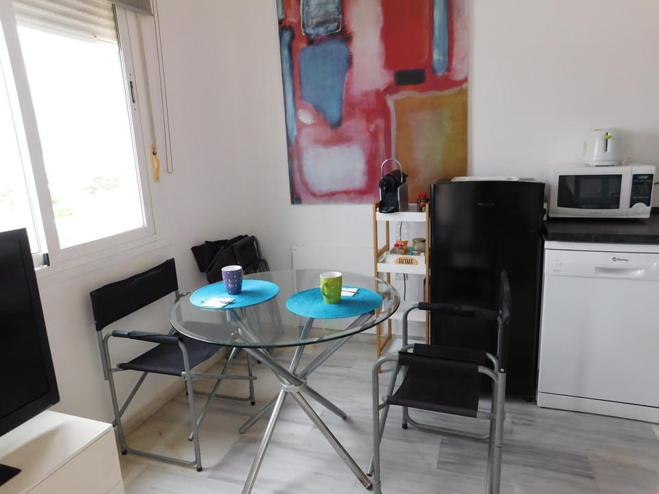 Coffee/tea facilities, Kitchen or kitchenette, Dining area, dishwasher, stove, toaster, washing machine