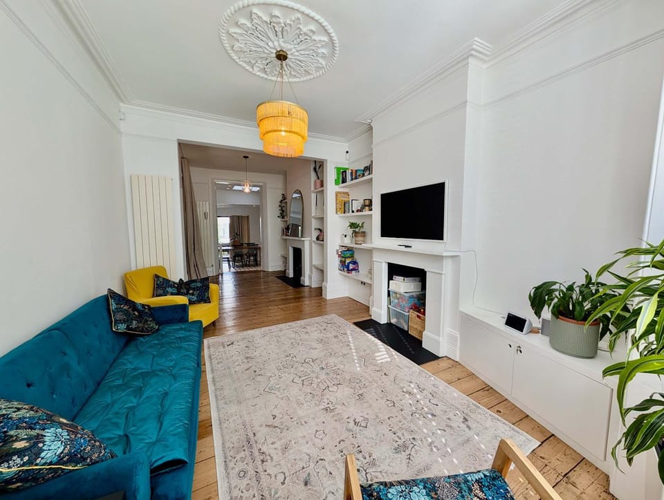 TV and multimedia, Living room, Seating area, Bedroom