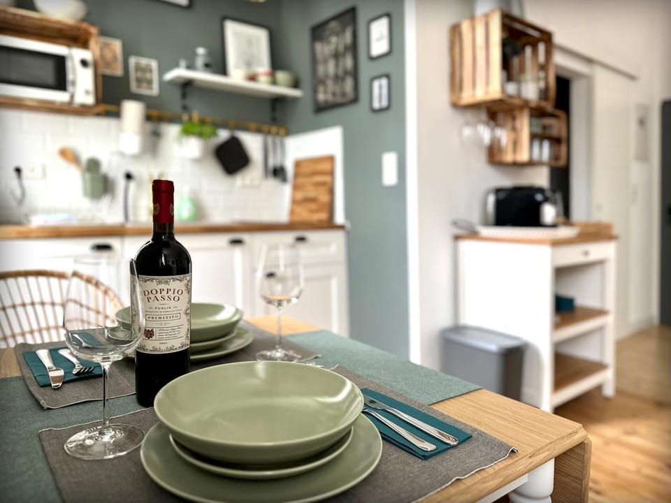 Kitchen or kitchenette, Dining area