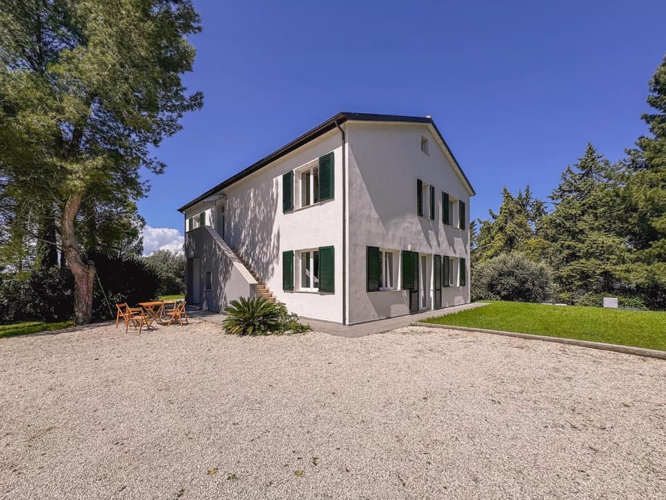 Nature Retreat - 5 Bedroom Villa with Park by Host Hero Villa in Marche