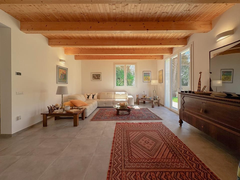 Nature Retreat - 5 Bedroom Villa with Park by Host Hero Villa in Marche