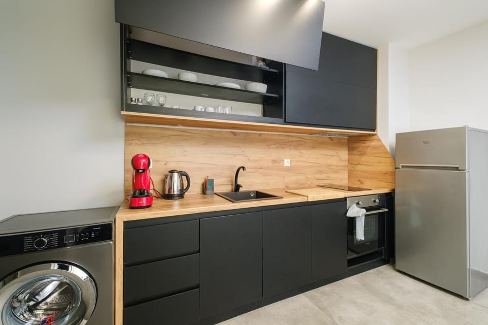 Coffee/tea facilities, Kitchen or kitchenette, oven, stove, washing machine