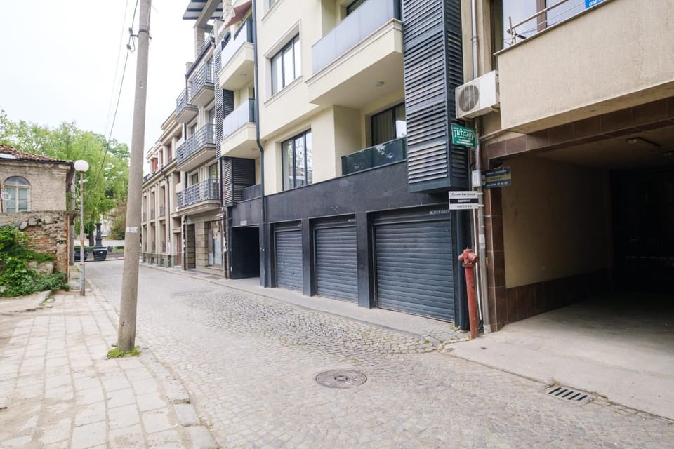 Property building, Day, Neighbourhood, Street view