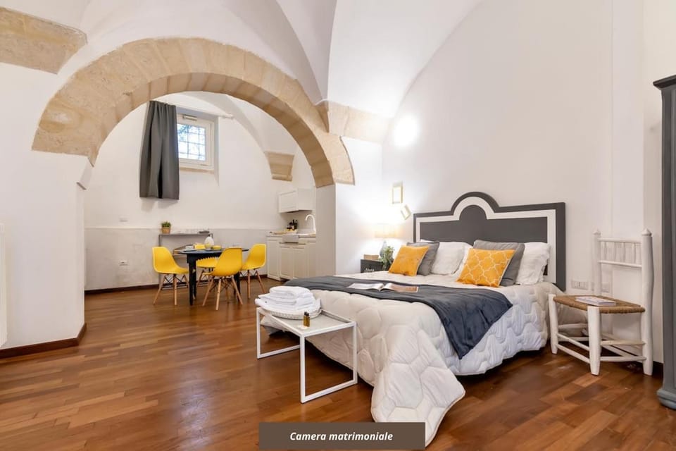 Bed, Living room, Dining area, Bedroom